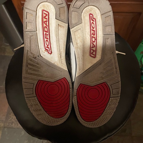 Size 6 which is a woman’s size 7. Retro Jordans in good condition. - Picture 3 of 4